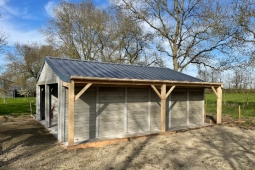 Double garage en béton aspect bois avec bûcher